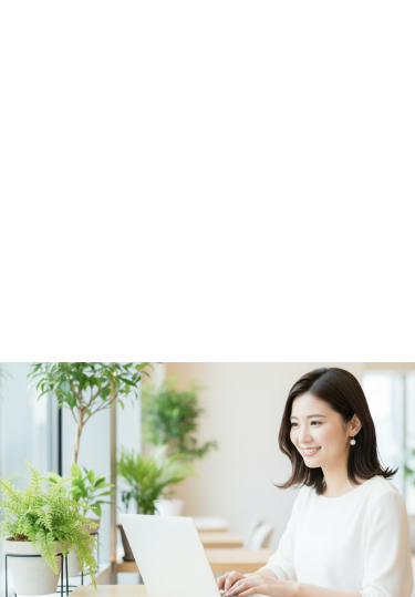 ノートパソコンで学習する女性